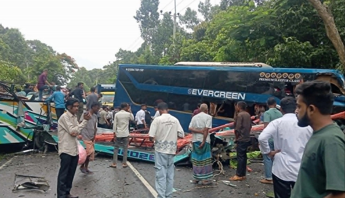 চকরিয়ায় দুই বাসের মুখোমুখি সংঘর্ষে শিশু নিহত, আহত অন্তত ৪০