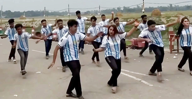 সড়কের মাঝখানে ভিডিও ধারণে মত্ত আর্জেন্টিনা সমর্থকরা, ক্ষুব্ধ স্থানীয়রা