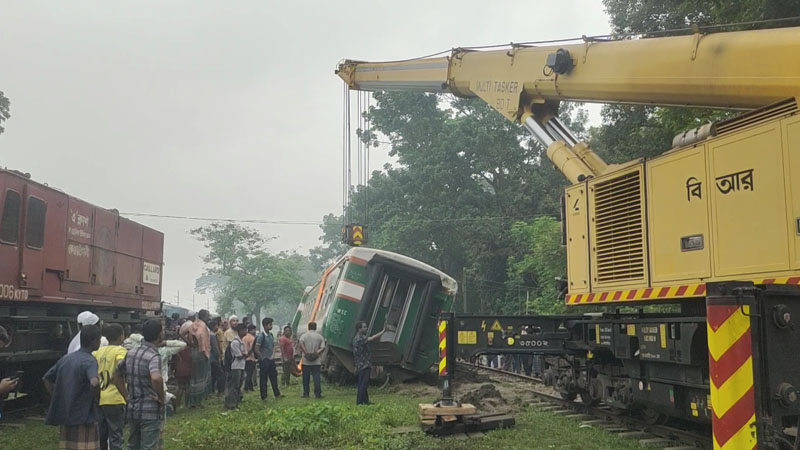 গৌরীপুরে বিজয় এক্সপ্রেসের লাইনচ্যুত তিন বগি উদ্ধার