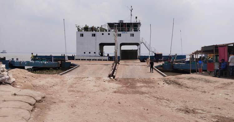 পাটুরিয়ায় গাড়ির অপেক্ষায় ফেরি