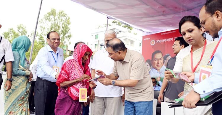 তৃতীয় ধাপের ফ্যামিলি কার্ড বিতরণ কার্যক্রম উদ্বোধন করলেন প্রধানমন্ত্রী
