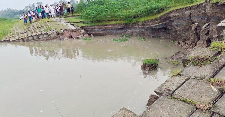 সিরাজগঞ্জে যমুনা নদীর তীর রক্ষা বাঁধ ৩০ মিটার বিলীন