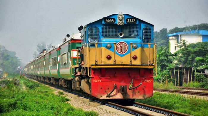 ছাদে ভ্রমণ: প্রাণঘাতী দুর্ঘটনার পাশাপাশি ক্ষতিগ্রস্ত হচ্ছে রোলিং স্টক