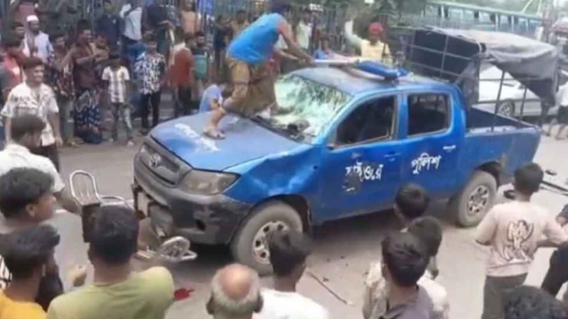 কুমিল্লায় পুলিশের ওপর হামলা-গাড়ি ভাঙচুরের ঘটনায় আটক ১৯