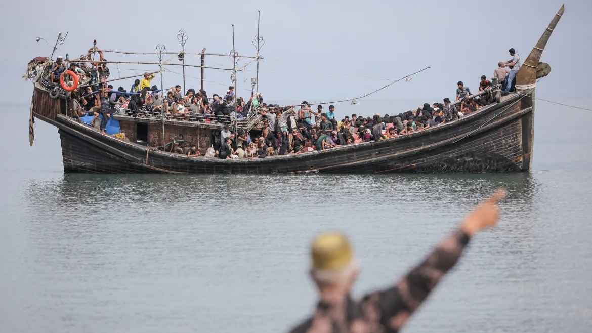 টেকনাফে রাখাইন থেকে আসা রোহিঙ্গাবাহী নৌকাডুবি