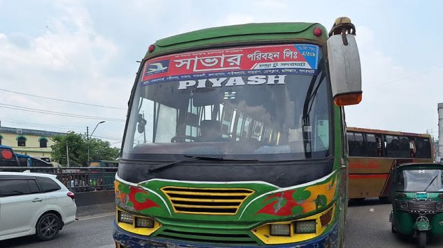 সাভারে চলন্ত বাসে নারী যাত্রীকে ধর্ষণচেষ্টা,রাস্তায় ব্যারিকেড দিয়ে যেভাবে উদ্ধার করলো পুলিশ