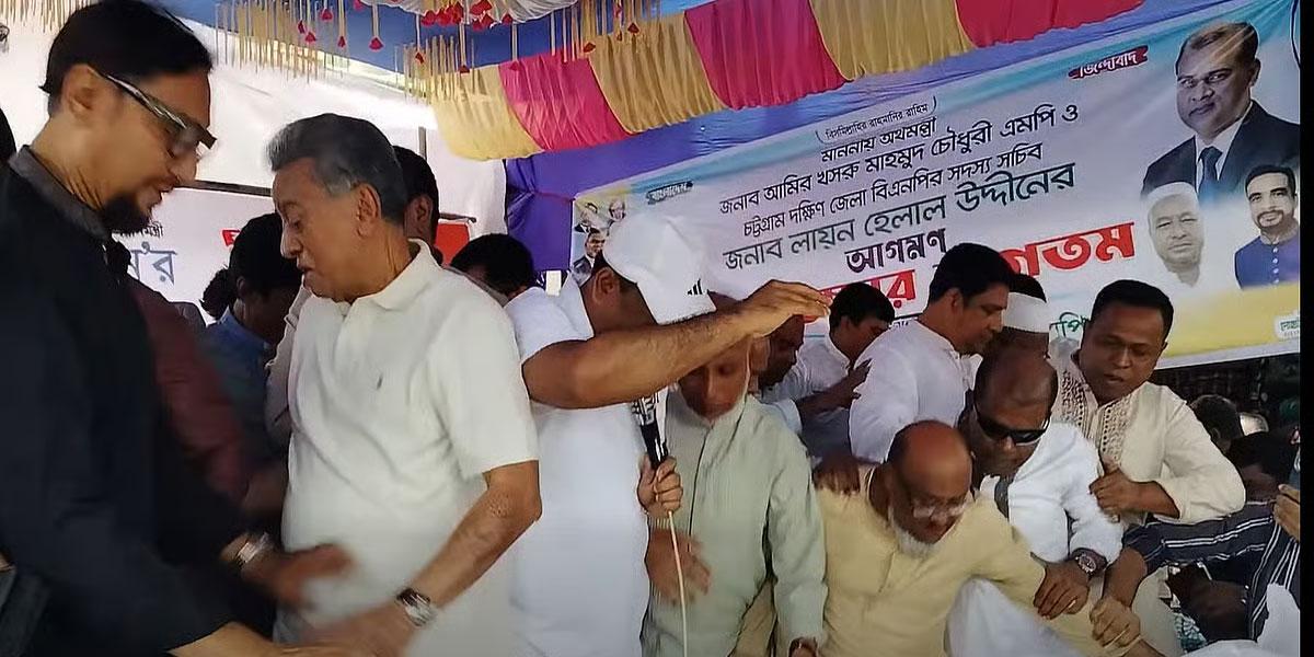 চট্টগ্রামে মঞ্চ ভেঙে পড়ে গেলেন অর্থমন্ত্রী