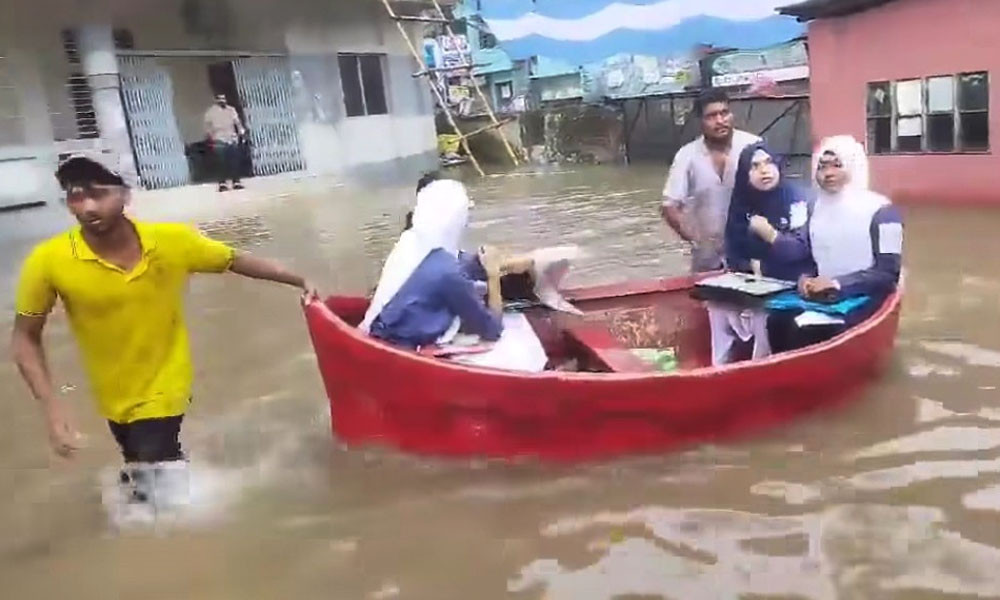 নৌকায় চড়ে কেন্দ্রে এইচএসসি পরীক্ষার্থীরা