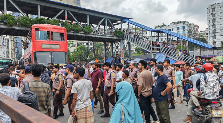 এইচএসসি পরীক্ষা স্থগিতের দাবি, ঢাকা-ময়মনসিংহ মহাসড়ক অবরোধ