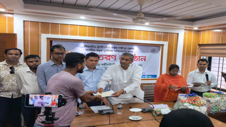 লক্ষ্মীপুরে সড়ক দুর্ঘটনায় ক্ষতিগ্রস্ত ২৯ পরিবারকে ১ কোটি ১ লাখ টাকার চেক বিতরণ