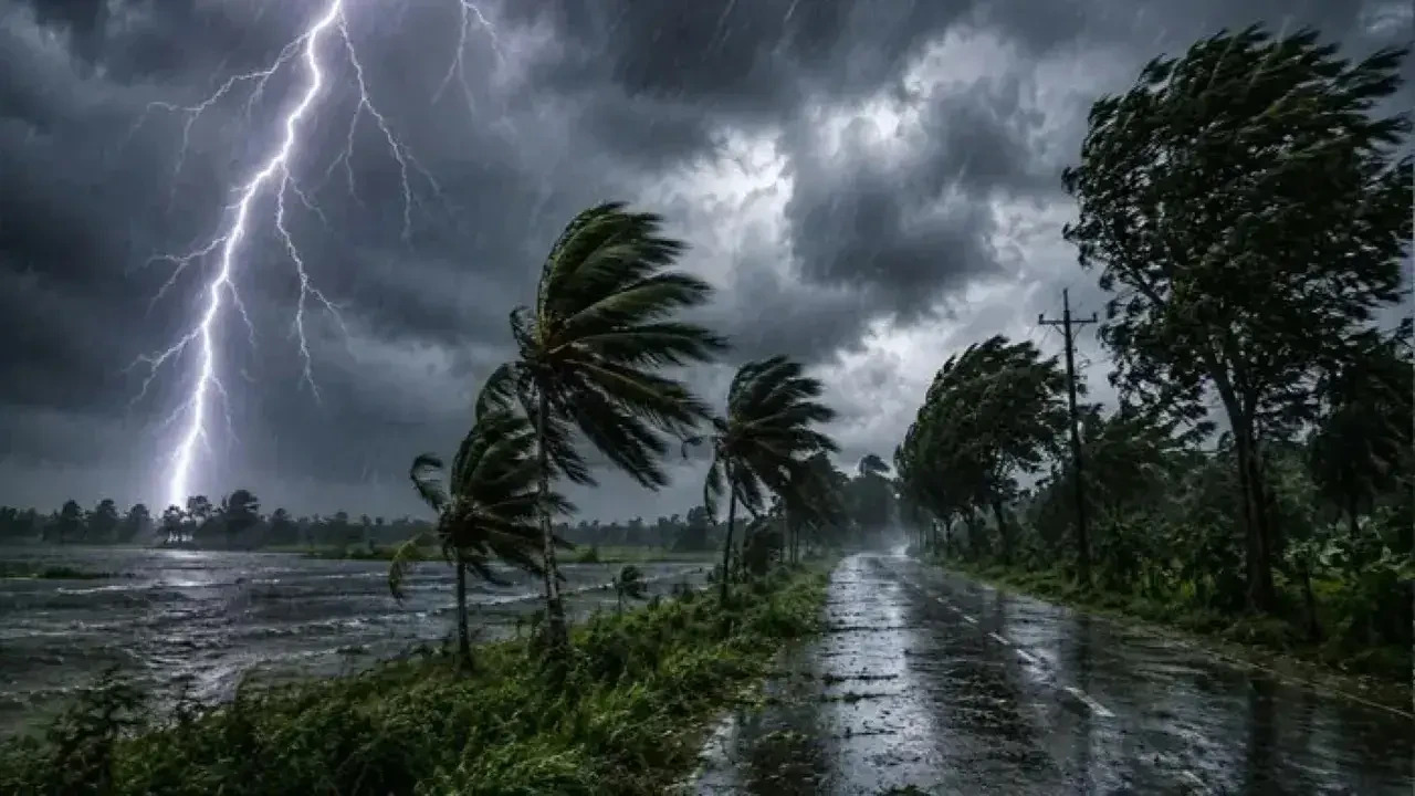 ১৯ অঞ্চলে আজও হতে পারে বজ্রবৃষ্টি, নৌবন্দরে ১ নম্বর সতর্কতা