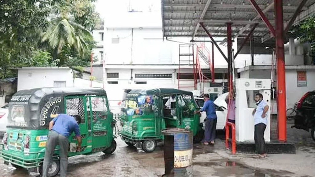 গ্যাস সংকটে আয়ে টান সিএনজিচালকদের,যাত্রীরা গুনছেন বাড়তি ভাড়া