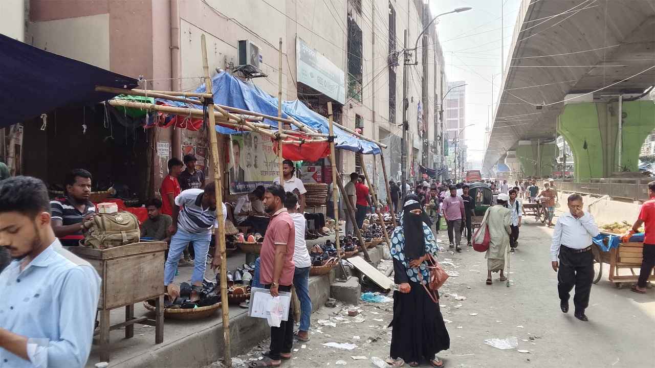 ঢাকার ফুটপাত ফের দখলে, ‘ব্যবস্থাপনার’ সুফল আদৌ মিলবে?