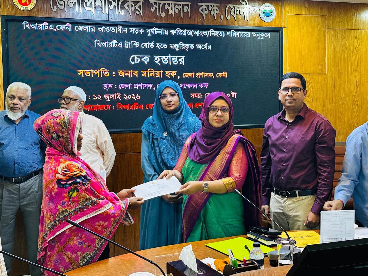 ফেনীতে সড়কে ক্ষতিগ্রস্থ ২৩ পরিবারকে ১ কোটি ৯ লক্ষ টাকার আর্থিক সহায়তা প্রদান বিআরটিএর