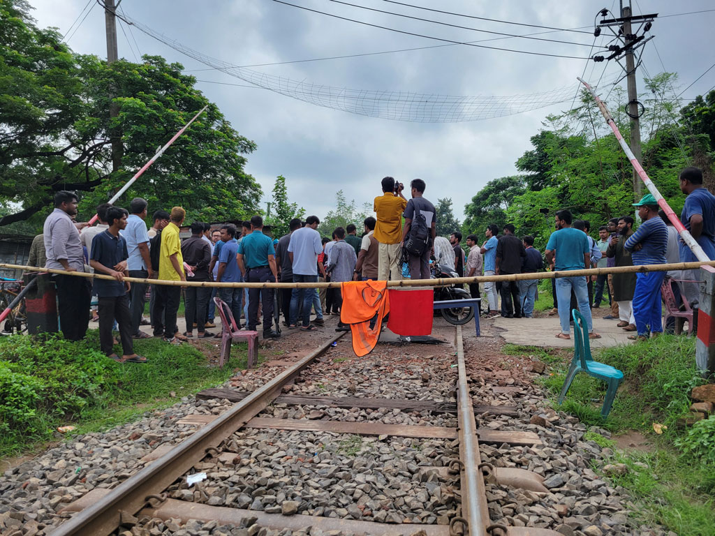 রাবিতে রেলপথ অবরোধ, রাজশাহীর সঙ্গে রেল যোগাযোগ বন্ধ