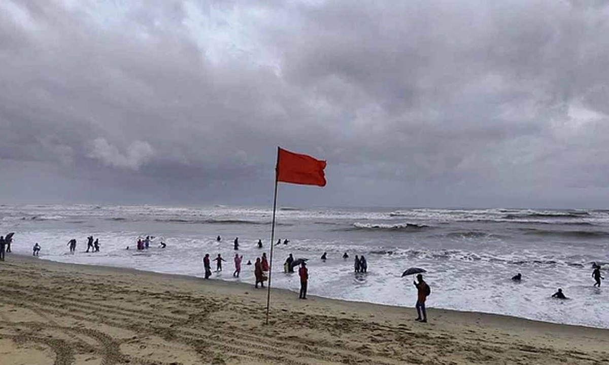 আট অঞ্চলে হতে পারে ঝড়, নদীবন্দরে সতর্কতা
