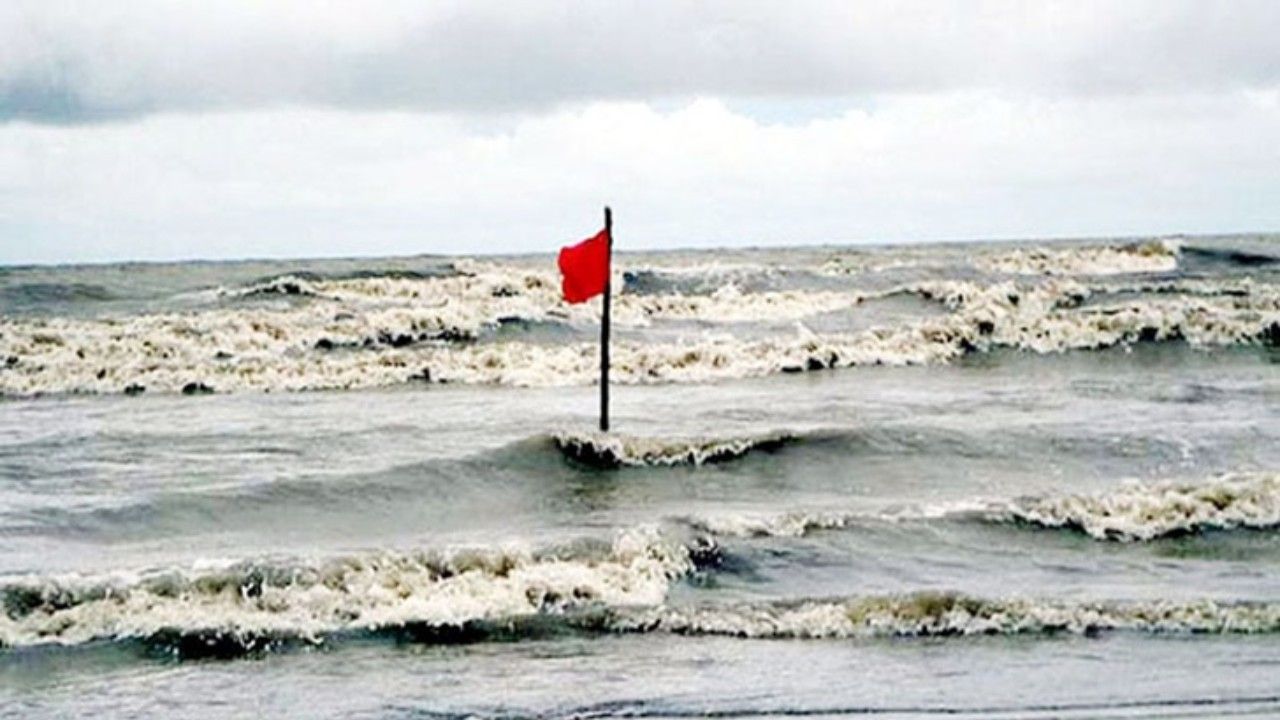 চার সমুদ্রবন্দরে ৩ নম্বর সতর্ক সংকেত