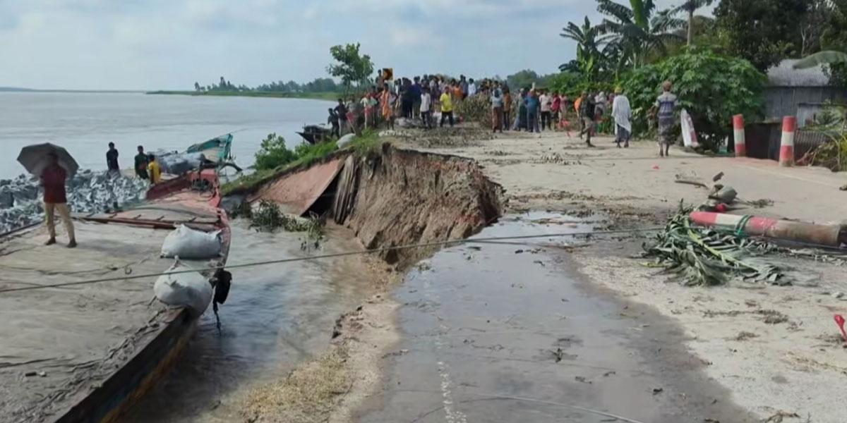 যমুনার ভাঙনে ঝুঁকিতে টাঙ্গাইল-তারাকান্দি সড়ক,যান চলাচল বন্ধ