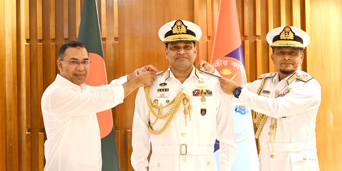 নতুন নৌপ্রধানকে ভাইস এডমিরাল র‌্যাঙ্ক ব্যাজ পরালেন প্রধানমন্ত্রী