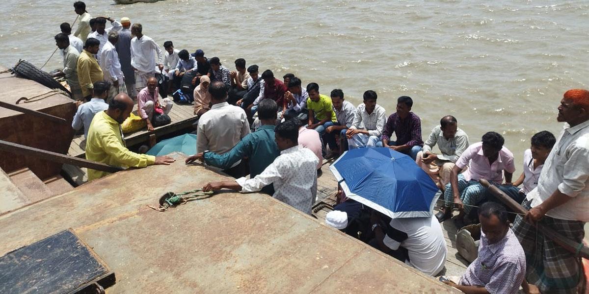 পেকুয়ায় অবৈধ বোটে ঝুঁকিপূর্ণ পারাপার