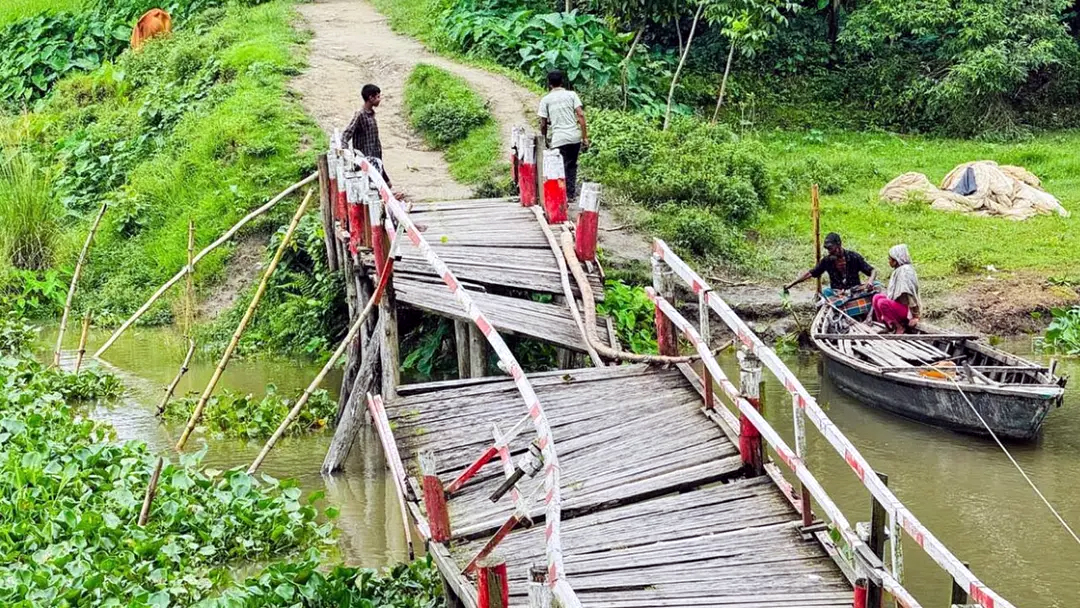 ভাঙা সাঁকোয় অবরুদ্ধ ২৪০ পরিবার,নৌকায় ঝুঁকিপূর্ণ পারাপার