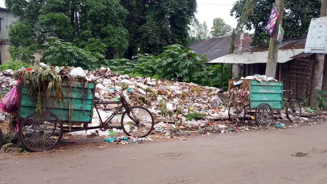 নির্দিষ্ট বর্জ্য ব্যবস্থাপনার অভাবে জলঢাকাজুড়ে ময়লার স্তূপ