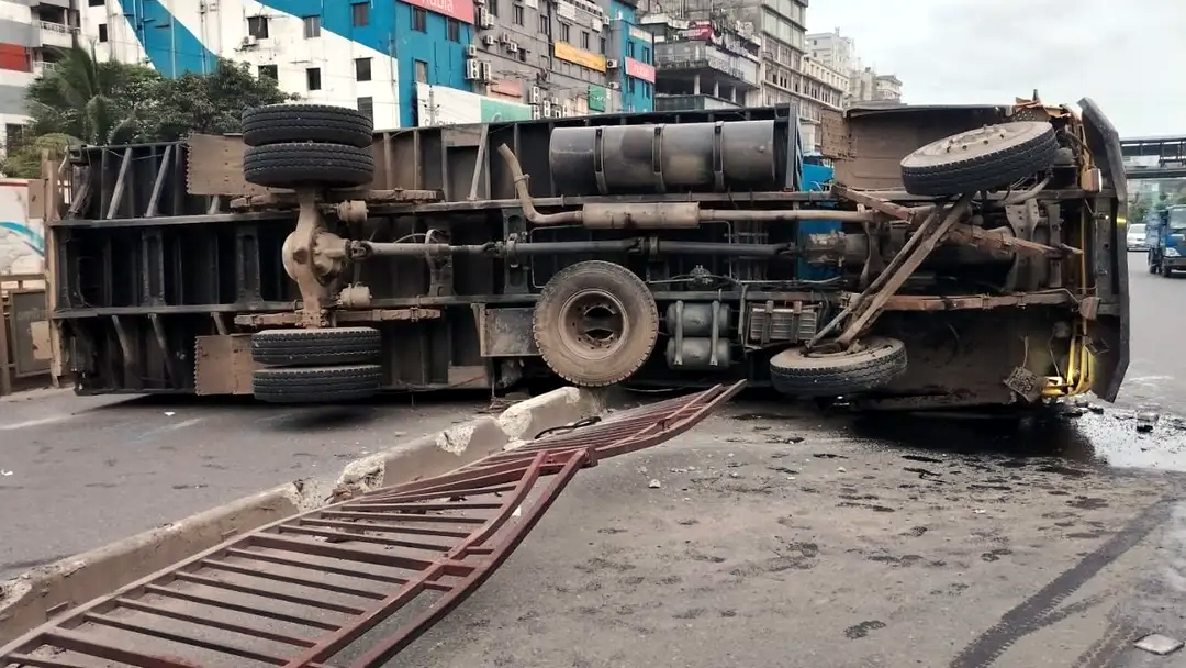 মধ্যরাতে নিয়ন্ত্রণ হারিয়ে উত্তরার সড়কে উল্টে গেল কাভার্ডভ্যান