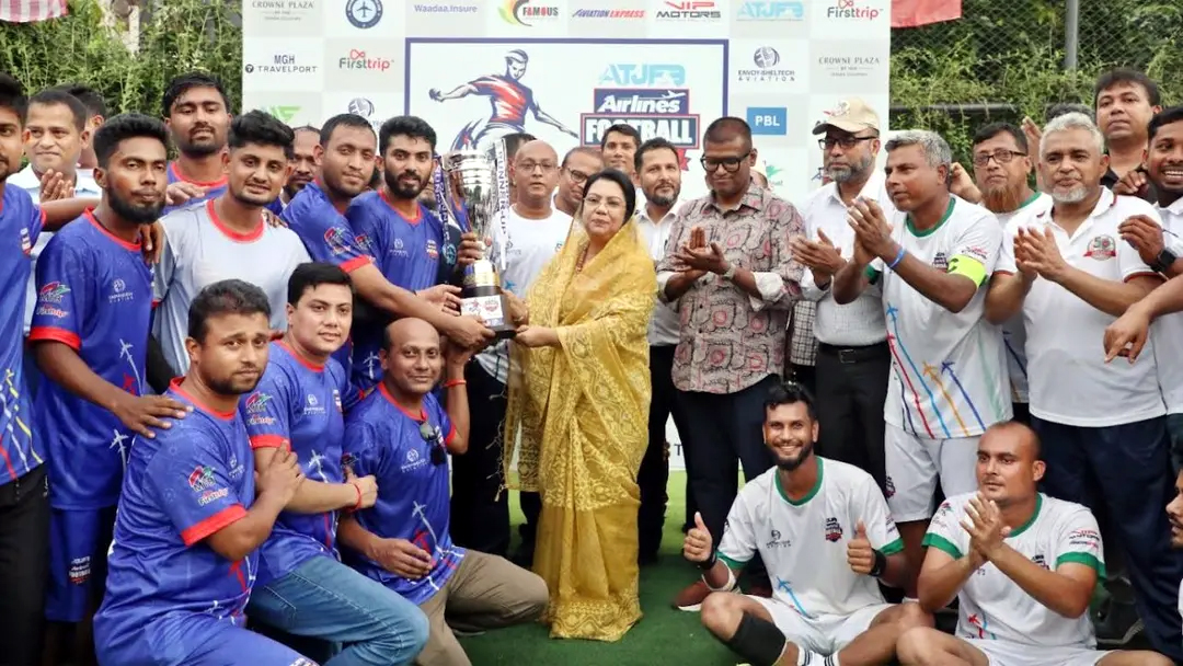 এয়ারলাইন্স ফুটবল চ্যাম্পিয়নশিপের ট্রফি উঠল বিমান বাংলাদেশের হাতে