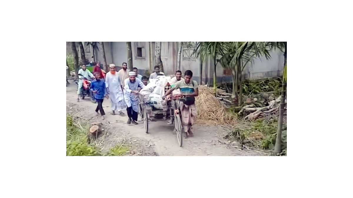 মালবোঝাই ভ্যান ঠেলে চালককে সহায়তা এমপির