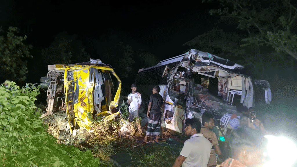 বাস-ট্রাক সংঘর্ষে ট্রাকচালকের সহকারী নিহত,আহত ১২ রুশ নাগরিক