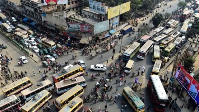 এলোমেলো বাসে বিশৃঙ্খলাতায় মোড়া সড়ক