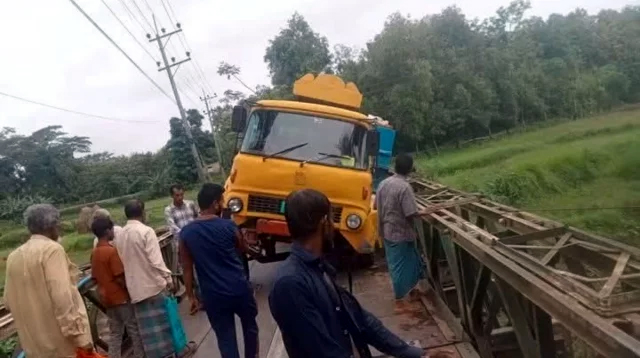 রাঙামাটিতে মেরামতের দুই দিনের মাথায় ইটবোঝাই ট্রাকের চাপে ভাঙল বেইলি সেতু