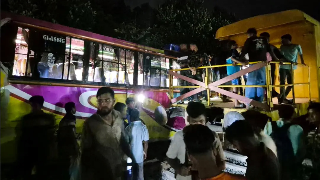 ট্রেনের ওয়াগনের ধাক্কায় বাস-মাহেন্দ্র-অটোরিকশার ত্রিমুখী সংঘর্ষে নিহত ২