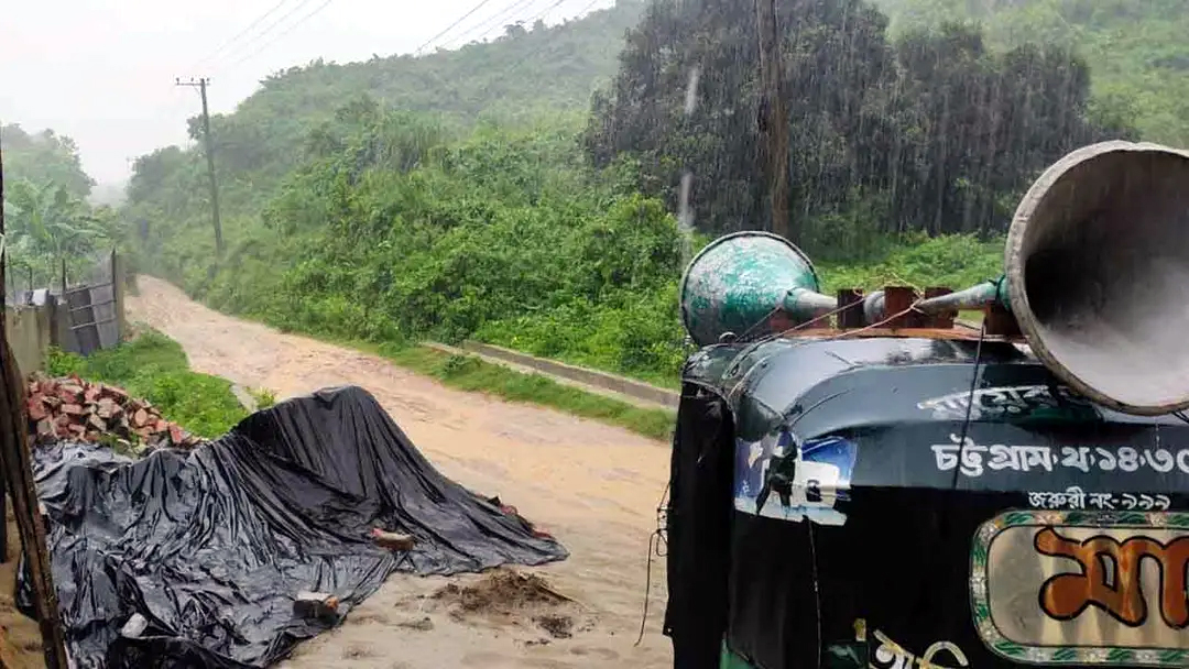 চট্টগ্রামে পাহাড়ধসের শঙ্কা,ঝুঁকিপূর্ণ এলাকায় প্রশাসনের মাইকিং