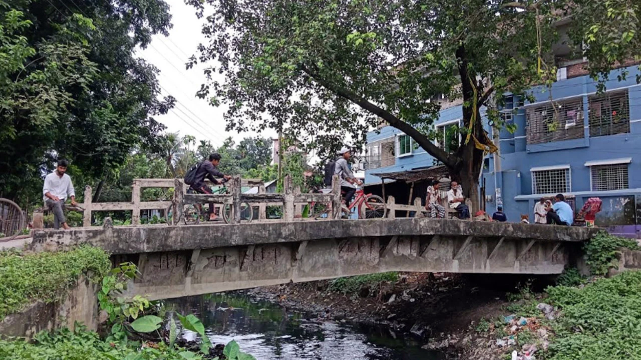 রসিকে ঝুঁকিপূর্ণ সেতু-কালভার্ট:১০ বছর ধরে নড়বড়ে অবস্থা, ঢালাই খসে বের হয়ে আছে রড