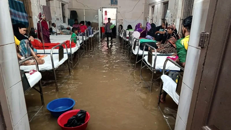 টানা ভারী বৃষ্টিতে কুমিল্লা শহরে বাড়িঘর হাসপাতালে ঢুকে পড়েছে পানি