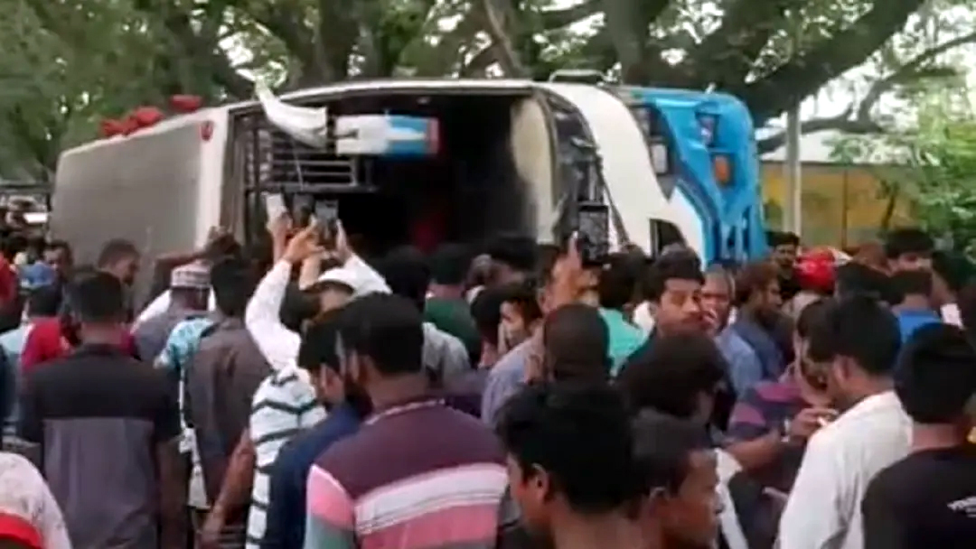 চুয়াডাঙ্গায় যাত্রীবাহী বাস উল্টে আহত ২৩