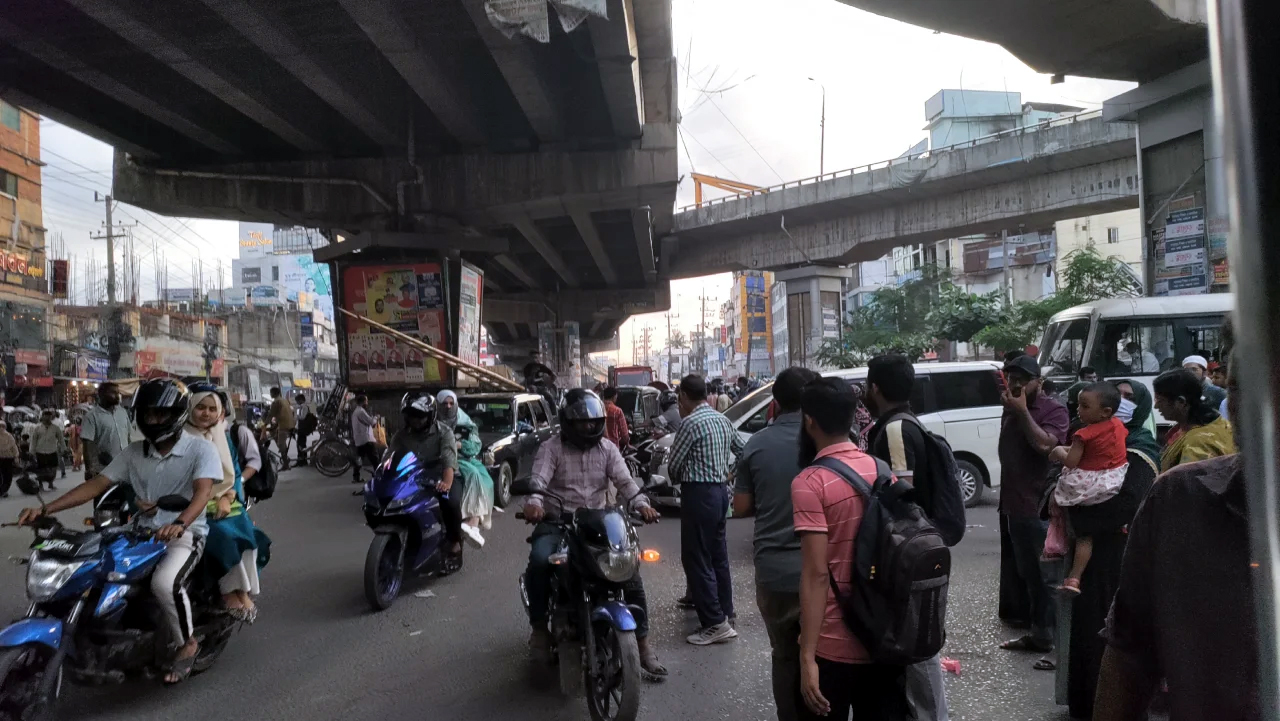 চট্টগ্রামে নির্ধারিত গন্তব্যে যায় না গণপরিবহন,পকেট কাটছে যাত্রীদের