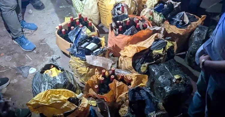 চট্টগ্রামে মাইক্রোবাসে তল্লাশি চালিয়ে মিললো ২১ কার্টন বিদেশি মদ