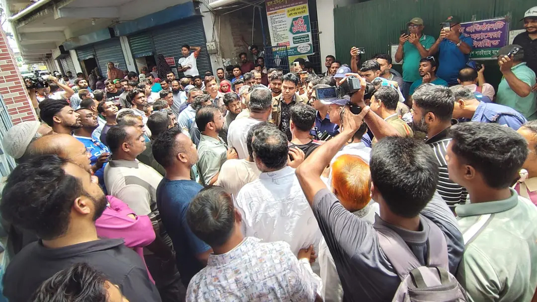 জামায়াতের এমপির বাড়ি ভাঙচুর,মহাসড়ক অবরোধ