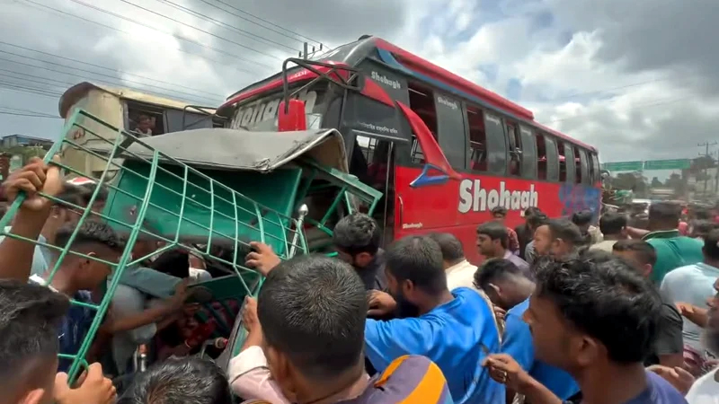 নিয়ন্ত্রণ হারিয়ে বাসের ধাক্কায় ৬ যানবাহনের সংঘর্ষ, অতঃপর...