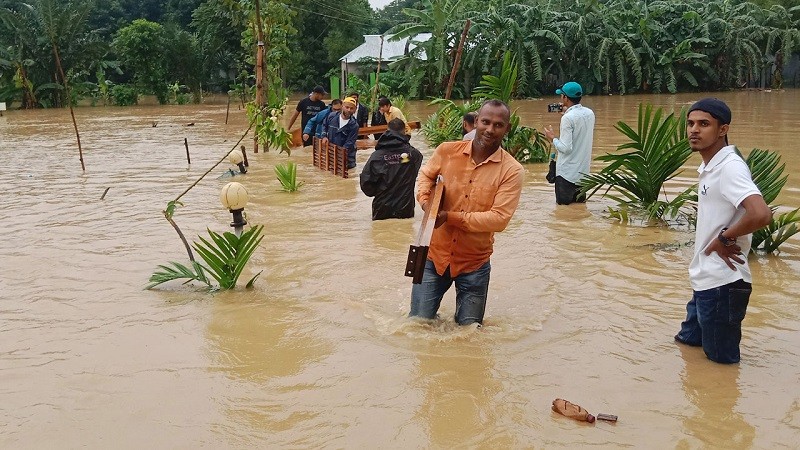 ভেলায় ভাসছে জীবন, পানিবন্দি শত শত পরিবার