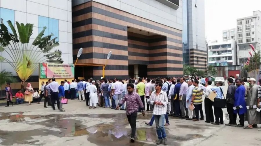 ভারতীয় ভিসাকেন্দ্রে উপচে পড়া ভিড়,কেন ছুটছেন বাংলাদেশিরা