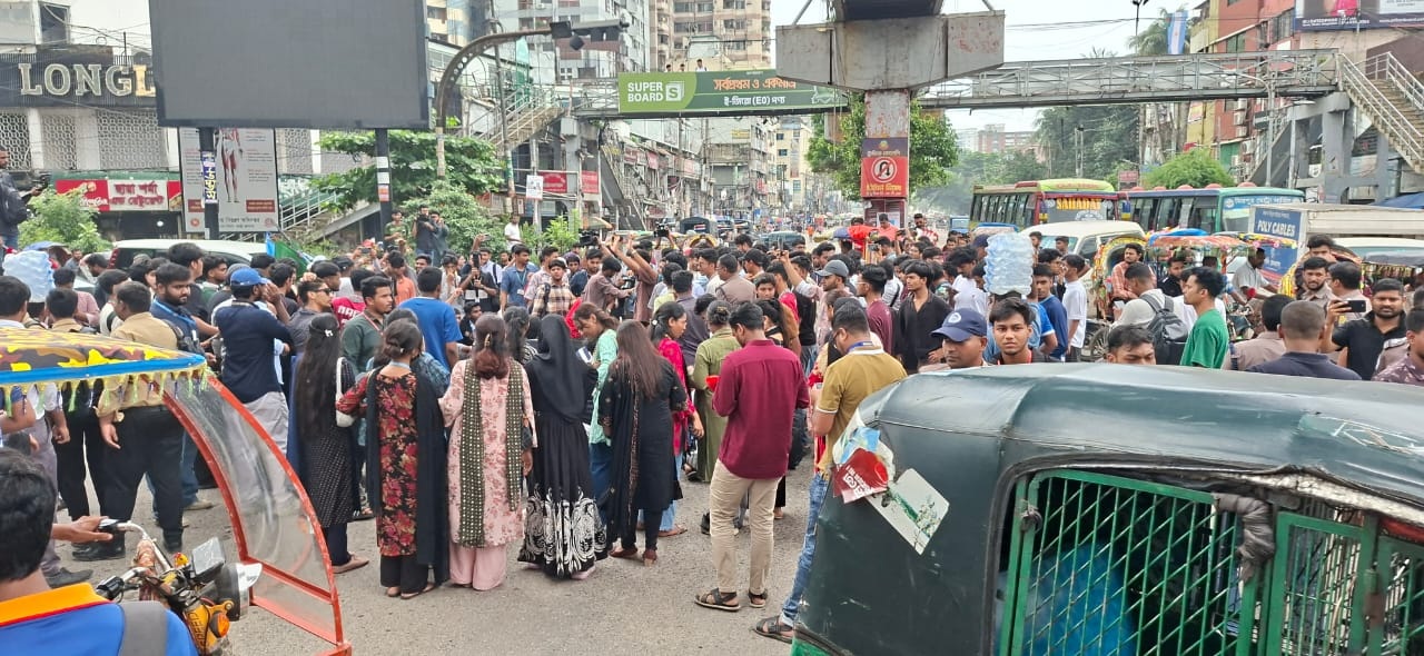 পরীক্ষার্থীদের আন্দোলনে, বৈঠকে কর্মকর্তারা: সিদ্ধান্ত বিকেলের মধ্যে