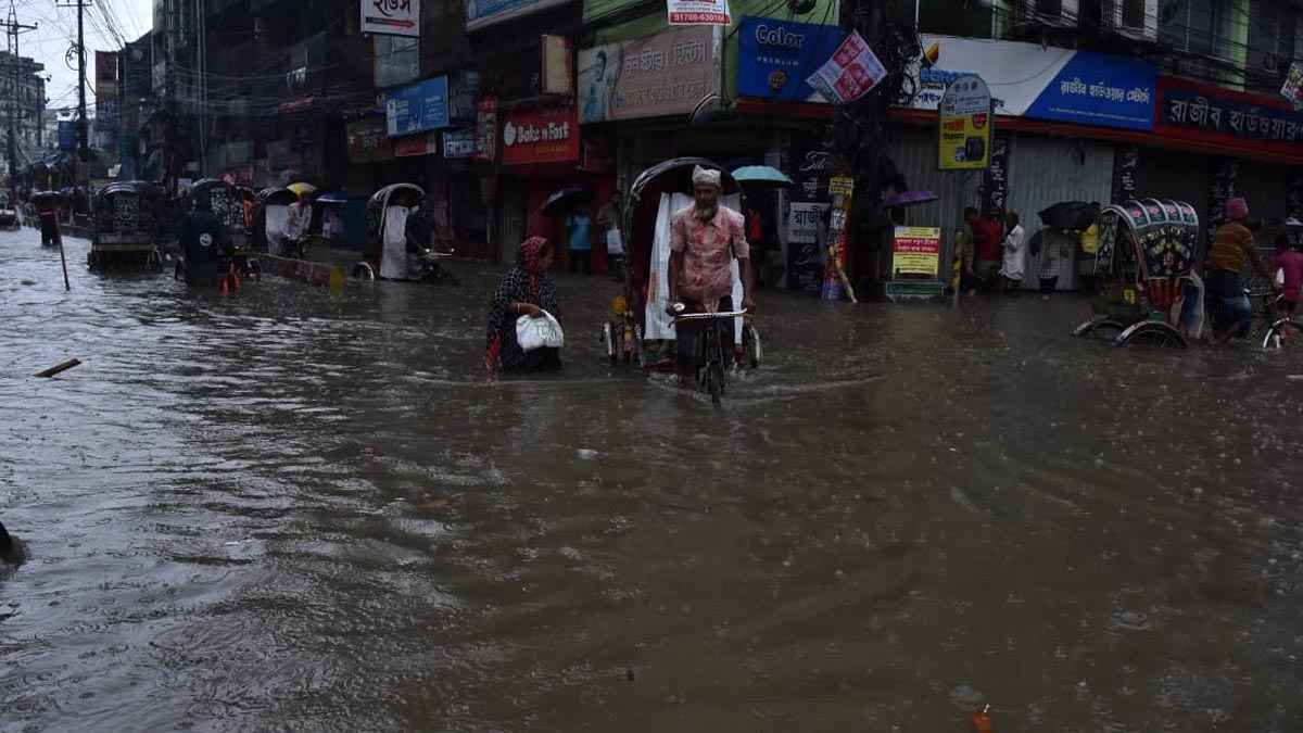 টানা বৃষ্টিতে চট্টগ্রামের বহু এলাকা বিদ্যুৎহীন,ভোগান্তি চরমে