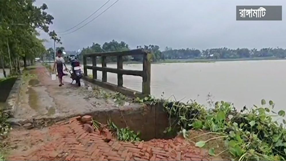 বন্যার পানি কমার সাথে সাথে বেরিয়ে আসছে বন্যার ক্ষতচিহ্ন