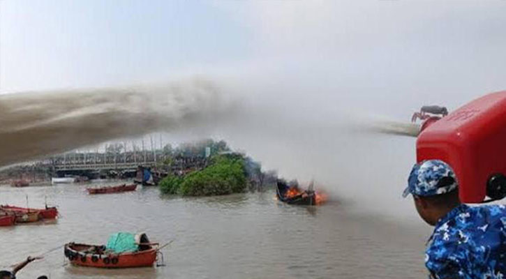 কর্ণফুলী নদীতে ফিশিং ট্রলারে অগ্নিকাণ্ডে দগ্ধ দুই নাবিকের মৃত্যু