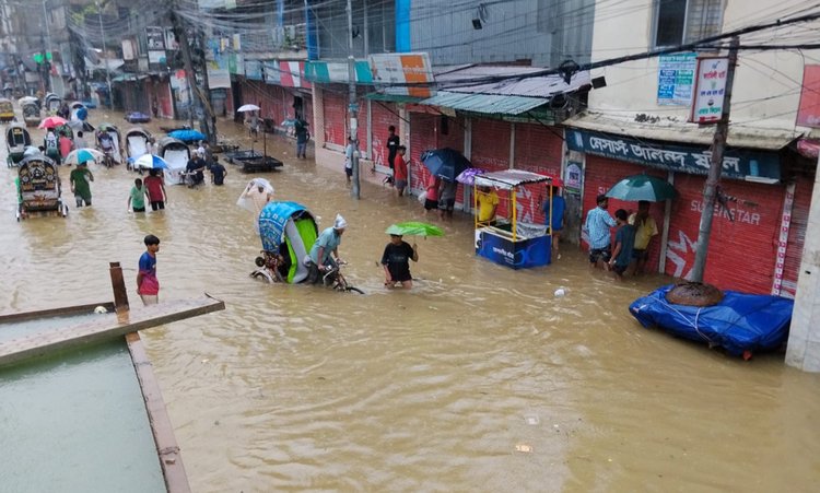 চট্টগ্রামে পানিবন্দী লাখো মানুষ,রেল ও সড়ক যোগাযোগ ব্যাহত