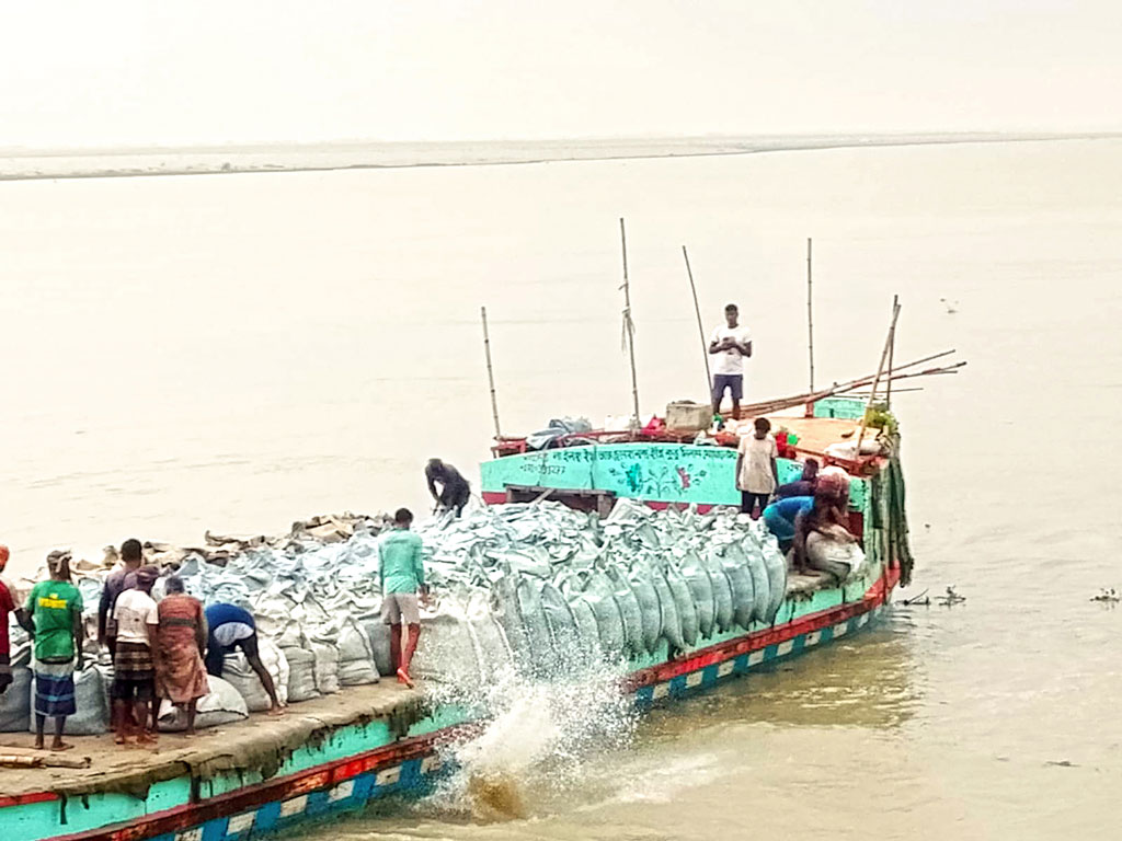 তিন নদীতে পানি বাড়ছে,পদ্মাপাড়ে ভাঙন