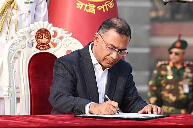 সরকারি ব্যানার-ফেস্টুন ও বিলবোর্ডে প্রধানমন্ত্রীর ছবি ব্যবহার নিষিদ্ধ